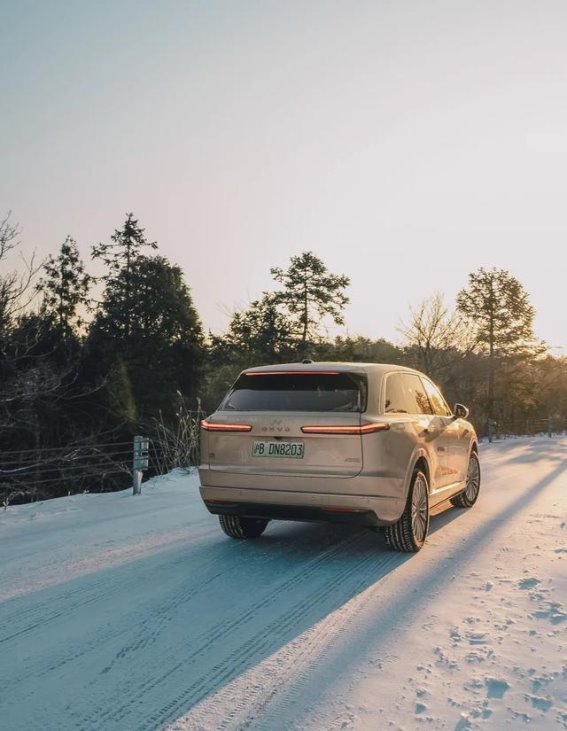 乐道L90冰面挑战，纯电大三排SUV操控实力大揭秘