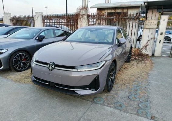 大众帕萨特ePro实车首曝，电动化前脸与豪华内饰兼备，续航超150公里