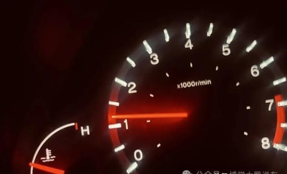 水温表冲破红线别乱来，掌握正确处置方法，发动机才能保住